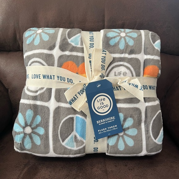 NWT Bundle of 2 Soft Throws - Life is Good and Kringle Express Christmas - Picture 3 of 10